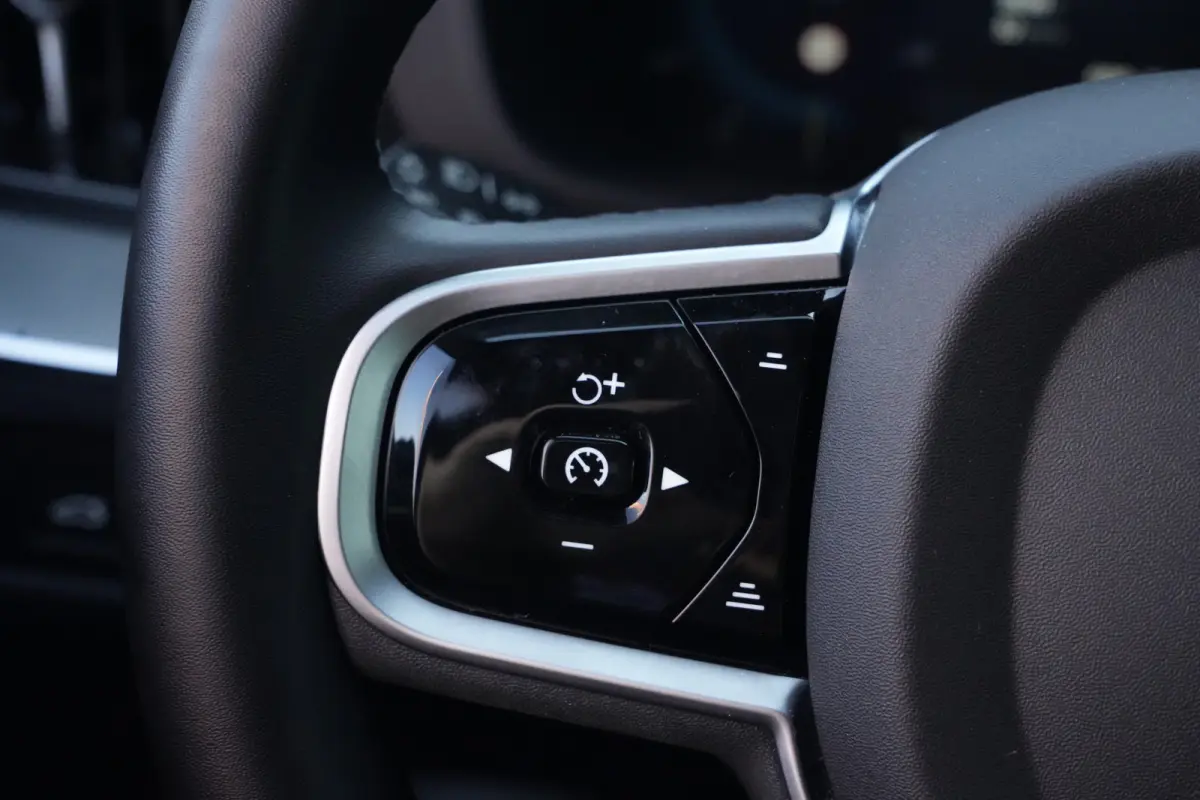 2.0 T6 Plug-in hybrid AWD Plus Dark | 350 PK | Pano | 360° camera | Navigatie | Stoelverwarming | HarmanKardon | Volvo XC60 2.0 T6 Plug-in hybrid AWD Plus Dark met 350 PK, 2.0-liter 4-cilin