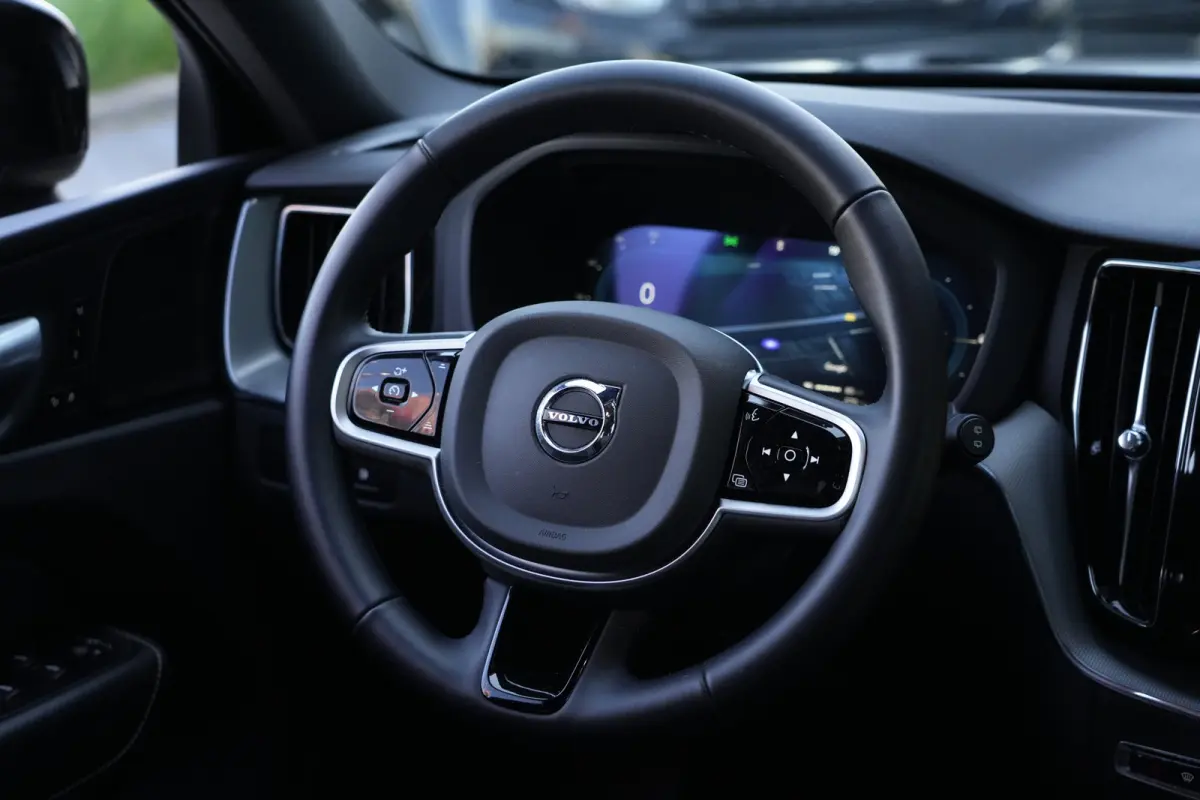 2.0 T6 Plug-in hybrid AWD Plus Dark | 350 PK | Pano | 360° camera | Navigatie | Stoelverwarming | HarmanKardon | Volvo XC60 2.0 T6 Plug-in hybrid AWD Plus Dark met 350 PK, 2.0-liter 4-cilin