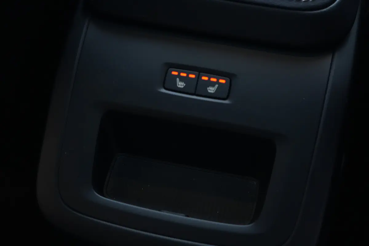 2.0 T6 Plug-in hybrid AWD Plus Dark | 350 PK | Pano | 360° camera | Navigatie | Stoelverwarming | HarmanKardon | Volvo XC60 2.0 T6 Plug-in hybrid AWD Plus Dark met 350 PK, 2.0-liter 4-cilin