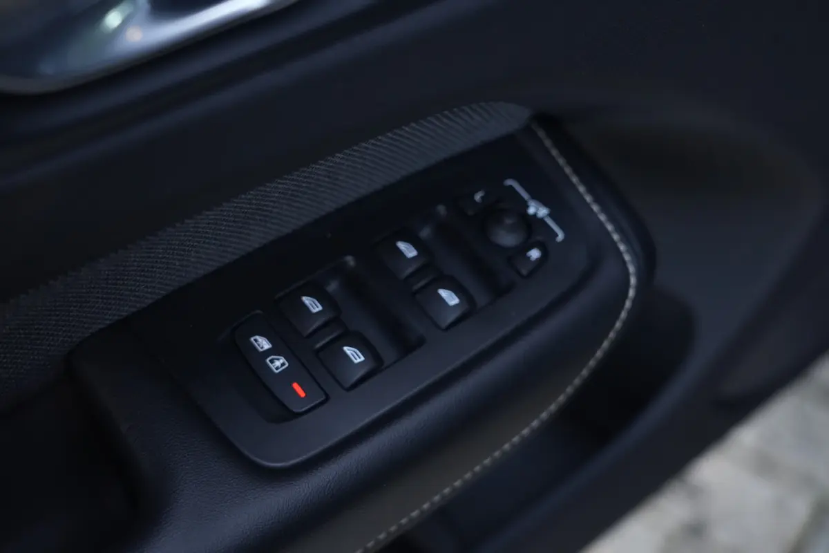 2.0 T6 Plug-in hybrid AWD Plus Dark | 350 PK | Pano | 360° camera | Navigatie | Stoelverwarming | HarmanKardon | Volvo XC60 2.0 T6 Plug-in hybrid AWD Plus Dark met 350 PK, 2.0-liter 4-cilin