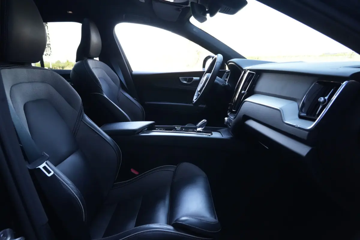 2.0 T6 Plug-in hybrid AWD Plus Dark | 350 PK | Pano | 360° camera | Navigatie | Stoelverwarming | HarmanKardon | Volvo XC60 2.0 T6 Plug-in hybrid AWD Plus Dark met 350 PK, 2.0-liter 4-cilin