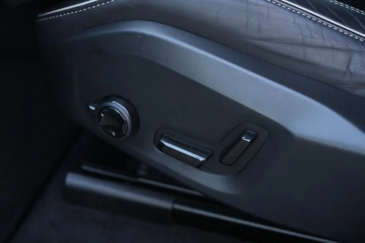2.0 T6 Plug-in hybrid AWD Plus Dark | 350 PK | Pano | 360° camera | Navigatie | Stoelverwarming | HarmanKardon | Volvo XC60 2.0 T6 Plug-in hybrid AWD Plus Dark met 350 PK, 2.0-liter 4-cilin