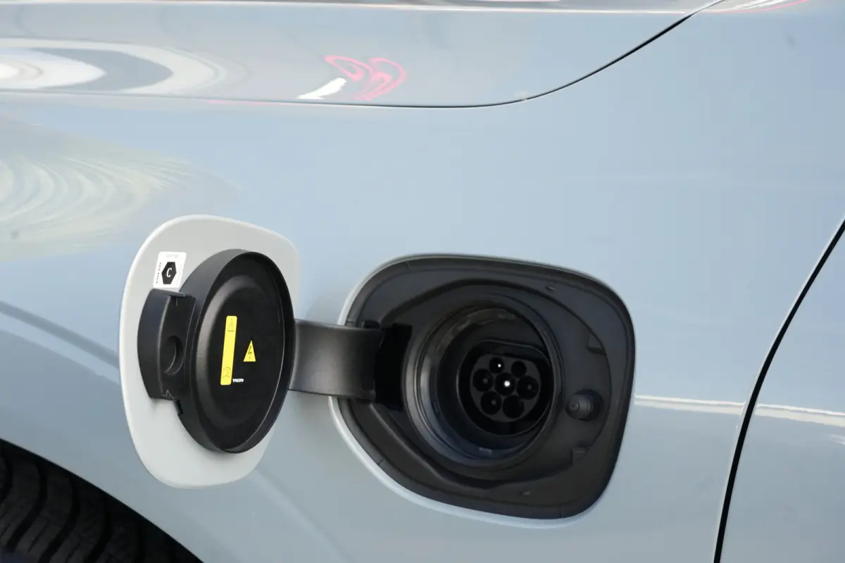 2.0 T6 Plug-in hybrid AWD Plus Dark | 350 PK | Pano | 360° camera | HarmanKardon | Navigatie | Stoelverwarming | Volvo XC60 2.0 T6 Plug-in hybrid AWD Plus Dark met 349 PK, 2.0-liter 4-cilin