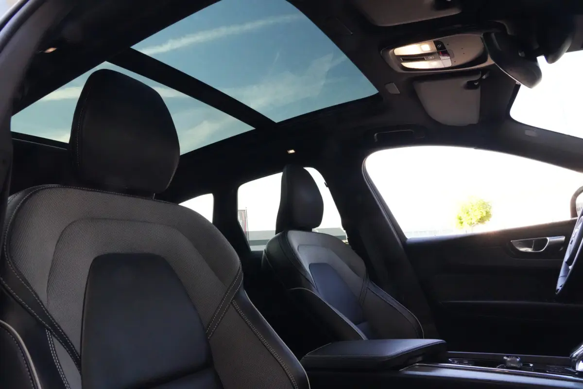 2.0 T6 Plug-in hybrid AWD Plus Dark | 350 PK | Pano | 360° camera | HarmanKardon | Navigatie | Stoelverwarming | Volvo XC60 2.0 T6 Plug-in hybrid AWD Plus Dark met 349 PK, 2.0-liter 4-cilin