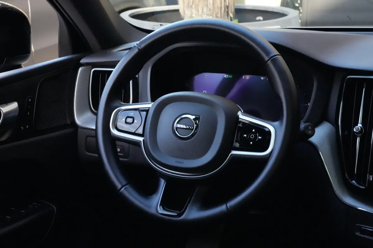 2.0 T6 Plug-in hybrid AWD Plus Dark | 350 PK | Pano | 360° camera | HarmanKardon | Navigatie | Stoelverwarming | Volvo XC60 2.0 T6 Plug-in hybrid AWD Plus Dark met 349 PK, 2.0-liter 4-cilin