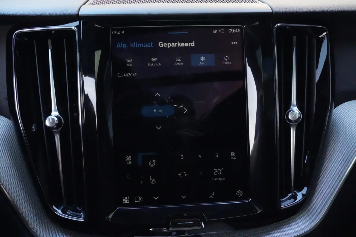 2.0 T6 Plug-in hybrid AWD Plus Dark | 350 PK | Pano | 360° camera | HarmanKardon | Navigatie | Stoelverwarming | Volvo XC60 2.0 T6 Plug-in hybrid AWD Plus Dark met 349 PK, 2.0-liter 4-cilin