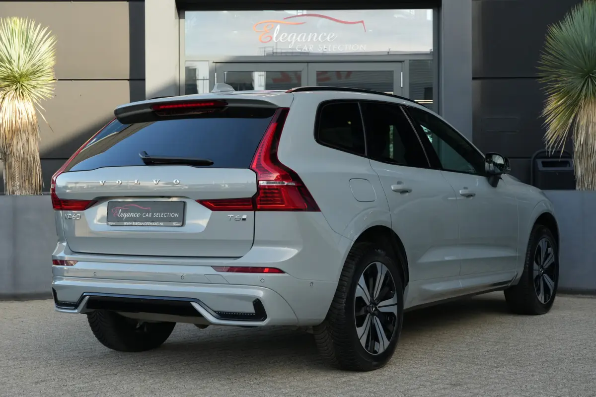2.0 T6 Plug-in hybrid AWD Plus Dark | 350 PK | Pano | 360° camera | HarmanKardon | Navigatie | Stoelverwarming | Volvo XC60 2.0 T6 Plug-in hybrid AWD Plus Dark met 349 PK, 2.0-liter 4-cilin