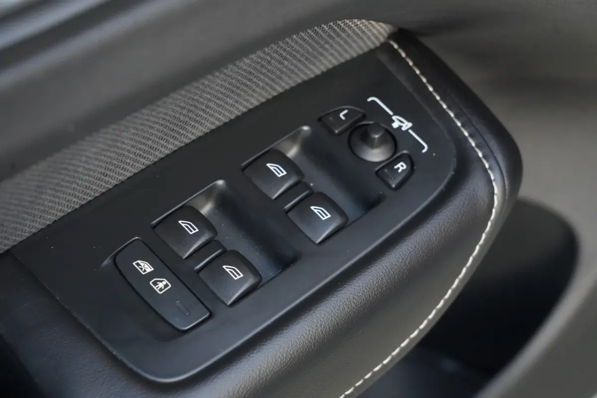 2.0 T6 Plug-in hybrid AWD Plus Dark | 350 PK | Pano | 360° camera | HarmanKardon | Navigatie | Stoelverwarming | Volvo XC60 2.0 T6 Plug-in hybrid AWD Plus Dark met 349 PK, 2.0-liter 4-cilin