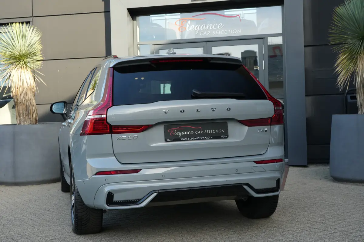2.0 T6 Plug-in hybrid AWD Plus Dark | 350 PK | Pano | 360° camera | HarmanKardon | Navigatie | Stoelverwarming | Volvo XC60 2.0 T6 Plug-in hybrid AWD Plus Dark met 349 PK, 2.0-liter 4-cilin