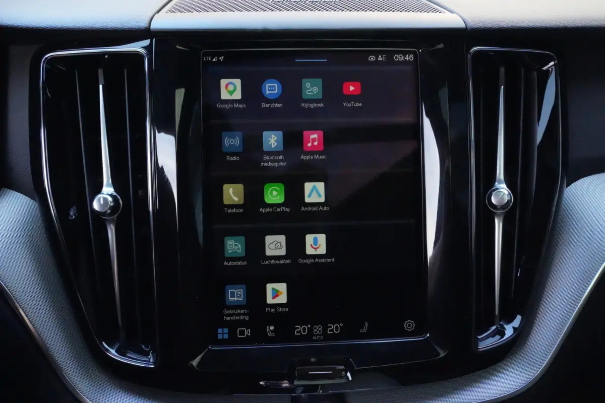 2.0 T6 Plug-in hybrid AWD Plus Dark | 350 PK | Pano | 360° camera | HarmanKardon | Navigatie | Stoelverwarming | Volvo XC60 2.0 T6 Plug-in hybrid AWD Plus Dark met 349 PK, 2.0-liter 4-cilin