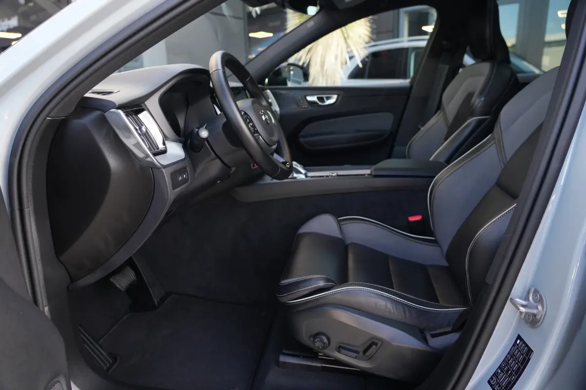 2.0 T6 Plug-in hybrid AWD Plus Dark | 350 PK | Pano | 360° camera | HarmanKardon | Navigatie | Stoelverwarming | Volvo XC60 2.0 T6 Plug-in hybrid AWD Plus Dark met 349 PK, 2.0-liter 4-cilin