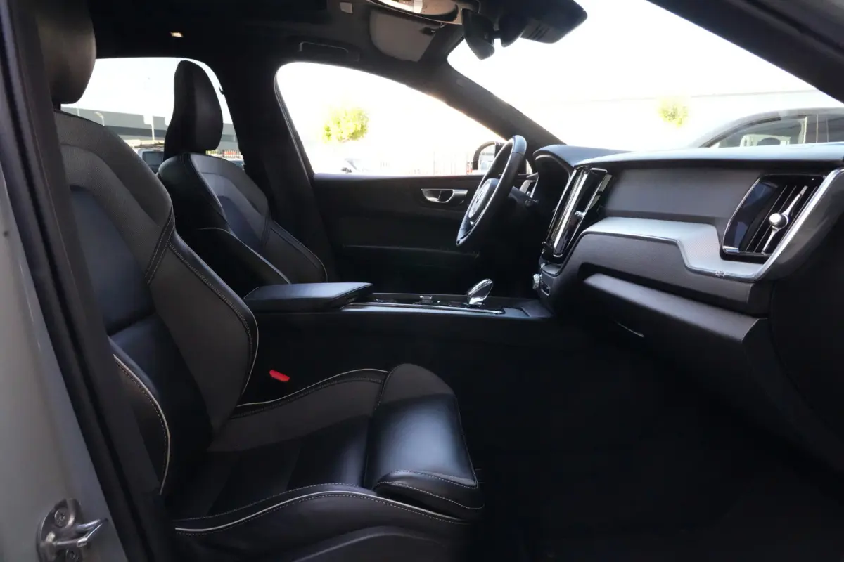 2.0 T6 Plug-in hybrid AWD Plus Dark | 350 PK | Pano | 360° camera | HarmanKardon | Navigatie | Stoelverwarming | Volvo XC60 2.0 T6 Plug-in hybrid AWD Plus Dark met 349 PK, 2.0-liter 4-cilin