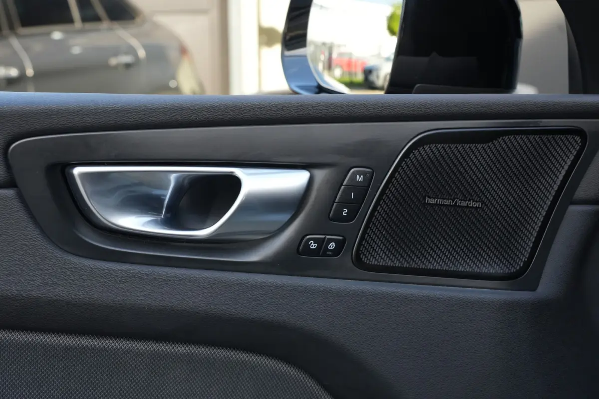 2.0 T6 Plug-in hybrid AWD Plus Dark | 350 PK | Pano | 360° camera | HarmanKardon | Navigatie | Stoelverwarming | Volvo XC60 2.0 T6 Plug-in hybrid AWD Plus Dark met 349 PK, 2.0-liter 4-cilin