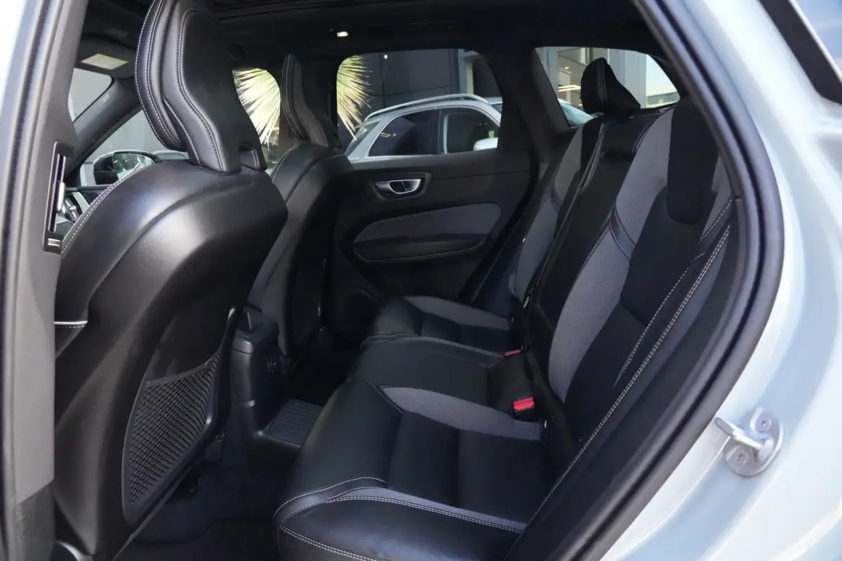 2.0 T6 Plug-in hybrid AWD Plus Dark | 350 PK | Pano | 360° camera | HarmanKardon | Navigatie | Stoelverwarming | Volvo XC60 2.0 T6 Plug-in hybrid AWD Plus Dark met 349 PK, 2.0-liter 4-cilin