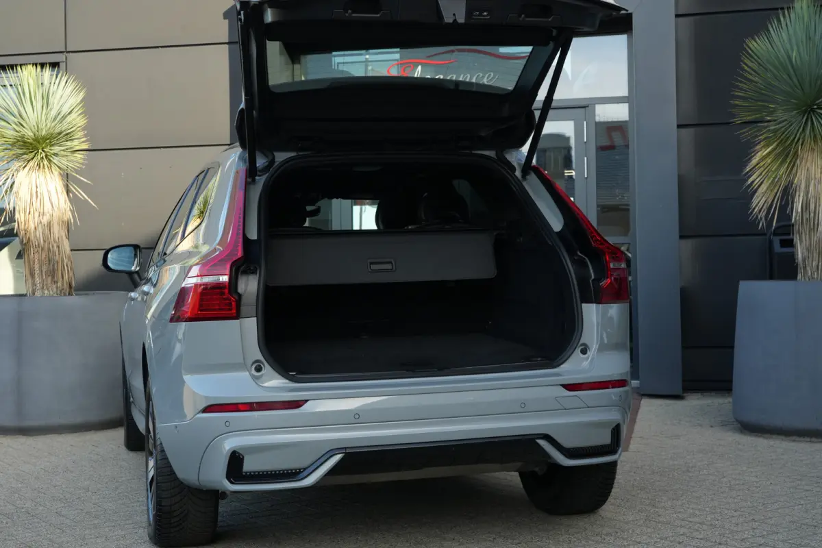 2.0 T6 Plug-in hybrid AWD Plus Dark | 350 PK | Pano | 360° camera | HarmanKardon | Navigatie | Stoelverwarming | Volvo XC60 2.0 T6 Plug-in hybrid AWD Plus Dark met 349 PK, 2.0-liter 4-cilin