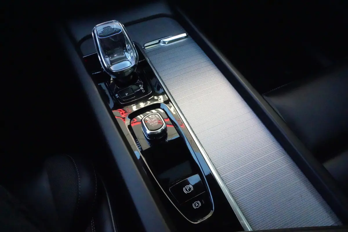 2.0 T6 Plug-in hybrid AWD Plus Dark | 350 PK | Pano | 360° camera | HarmanKardon | Navigatie | Stoelverwarming | Volvo XC60 2.0 T6 Plug-in hybrid AWD Plus Dark met 349 PK, 2.0-liter 4-cilin
