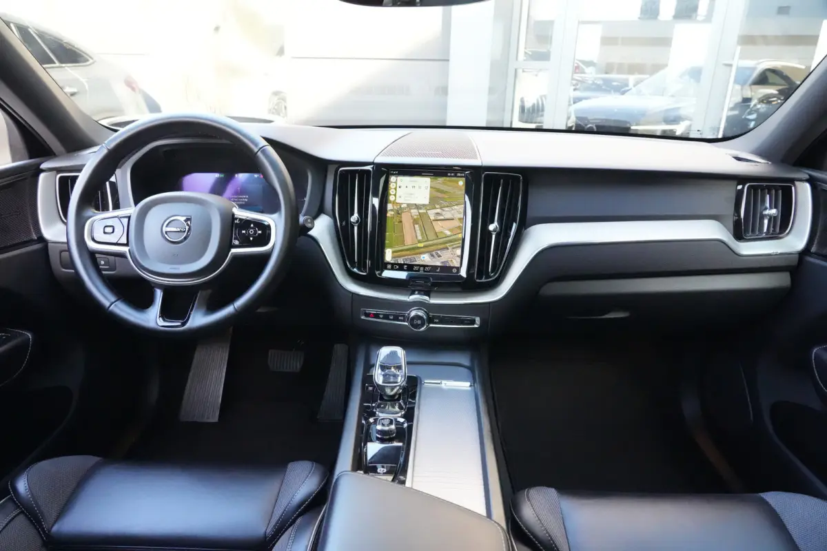 2.0 T6 Plug-in hybrid AWD Plus Dark | 350 PK | Pano | 360° camera | HarmanKardon | Navigatie | Stoelverwarming | Volvo XC60 2.0 T6 Plug-in hybrid AWD Plus Dark met 349 PK, 2.0-liter 4-cilin