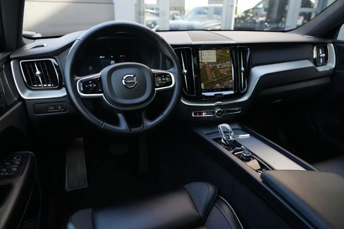 2.0 T6 Plug-in hybrid AWD Plus Dark | 350 PK | Pano | 360° camera | HarmanKardon | Navigatie | Stoelverwarming | Volvo XC60 2.0 T6 Plug-in hybrid AWD Plus Dark met 349 PK, 2.0-liter 4-cilin