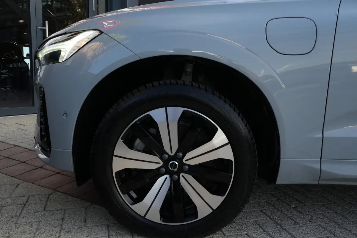 2.0 T6 Plug-in hybrid AWD Plus Dark | 350 PK | Pano | 360° camera | HarmanKardon | Navigatie | Stoelverwarming | Volvo XC60 2.0 T6 Plug-in hybrid AWD Plus Dark met 349 PK, 2.0-liter 4-cilin
