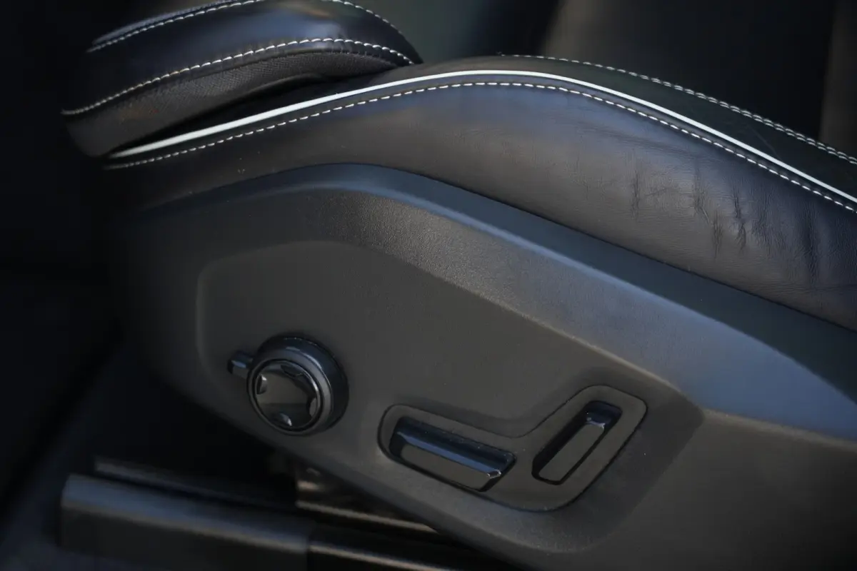 2.0 T6 Plug-in hybrid AWD Plus Dark | 350 PK | Pano | 360° camera | HarmanKardon | Navigatie | Stoelverwarming | Volvo XC60 2.0 T6 Plug-in hybrid AWD Plus Dark met 349 PK, 2.0-liter 4-cilin