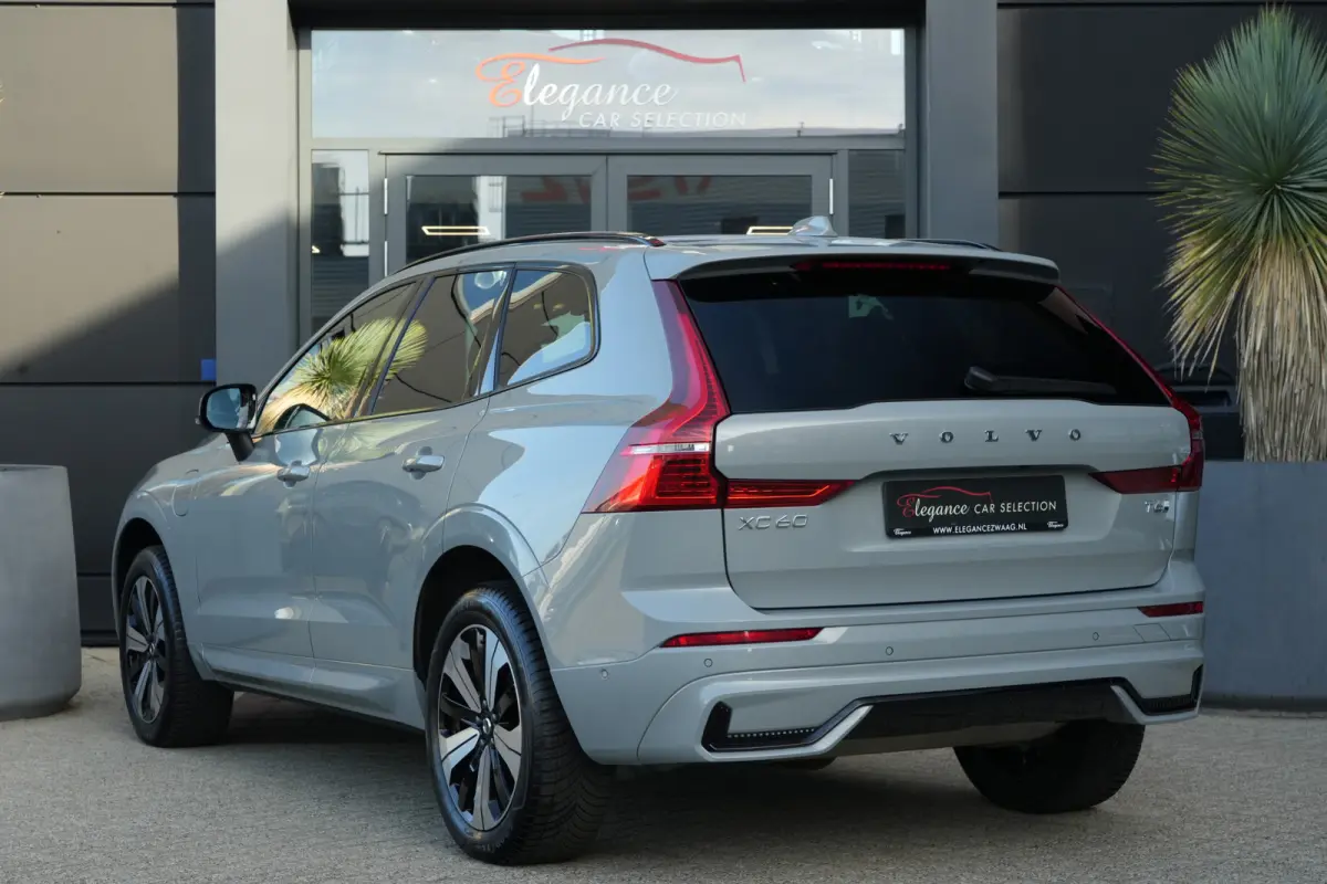 2.0 T6 Plug-in hybrid AWD Plus Dark | 350 PK | Pano | 360° camera | HarmanKardon | Navigatie | Stoelverwarming | Volvo XC60 2.0 T6 Plug-in hybrid AWD Plus Dark met 349 PK, 2.0-liter 4-cilin