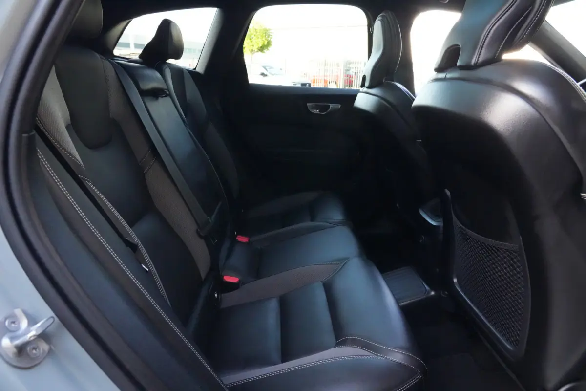 2.0 T6 Plug-in hybrid AWD Plus Dark | 350 PK | Pano | 360° camera | HarmanKardon | Navigatie | Stoelverwarming | Volvo XC60 2.0 T6 Plug-in hybrid AWD Plus Dark met 349 PK, 2.0-liter 4-cilin