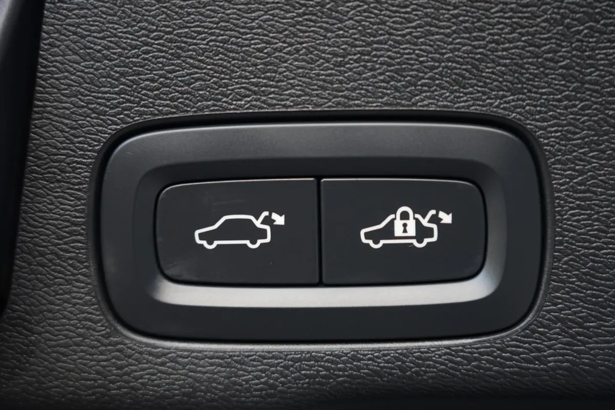 2.0 T6 Plug-in hybrid AWD Plus Dark | 350 PK | Pano | 360° camera | HarmanKardon | Navigatie | Stoelverwarming | Volvo XC60 2.0 T6 Plug-in hybrid AWD Plus Dark met 349 PK, 2.0-liter 4-cilin
