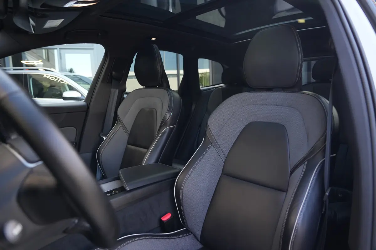 2.0 T6 Plug-in hybrid AWD Plus Dark | 350 PK | Pano | 360° camera | HarmanKardon | Navigatie | Stoelverwarming | Volvo XC60 2.0 T6 Plug-in hybrid AWD Plus Dark met 349 PK, 2.0-liter 4-cilin