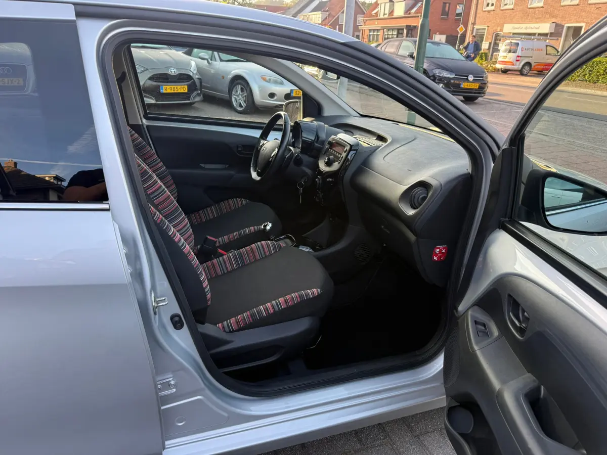 1.0 VTi Feel, Airco,Stuurbekrachtiging,Extra getint glas,Elektr.ramen en spiegels