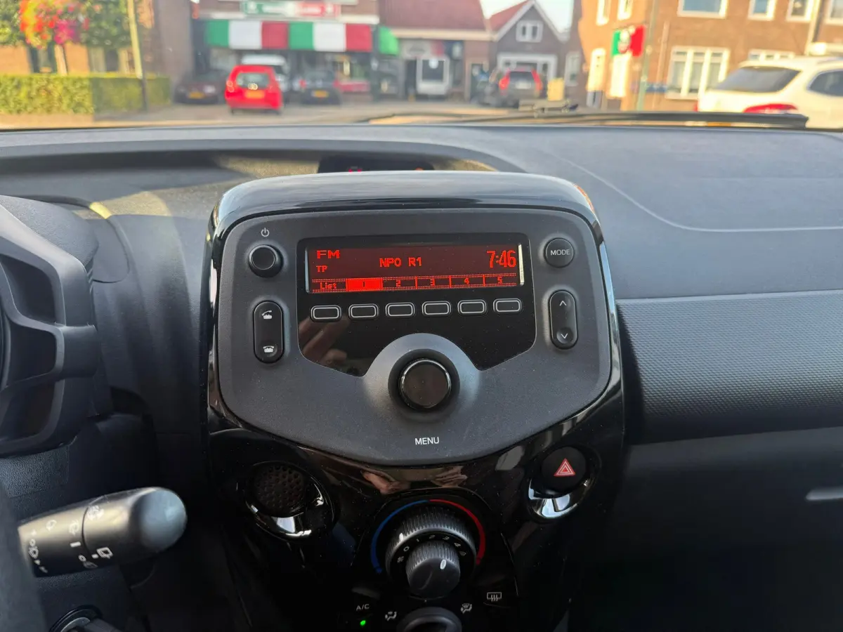 1.0 VTi Feel, Airco,Stuurbekrachtiging,Extra getint glas,Elektr.ramen en spiegels