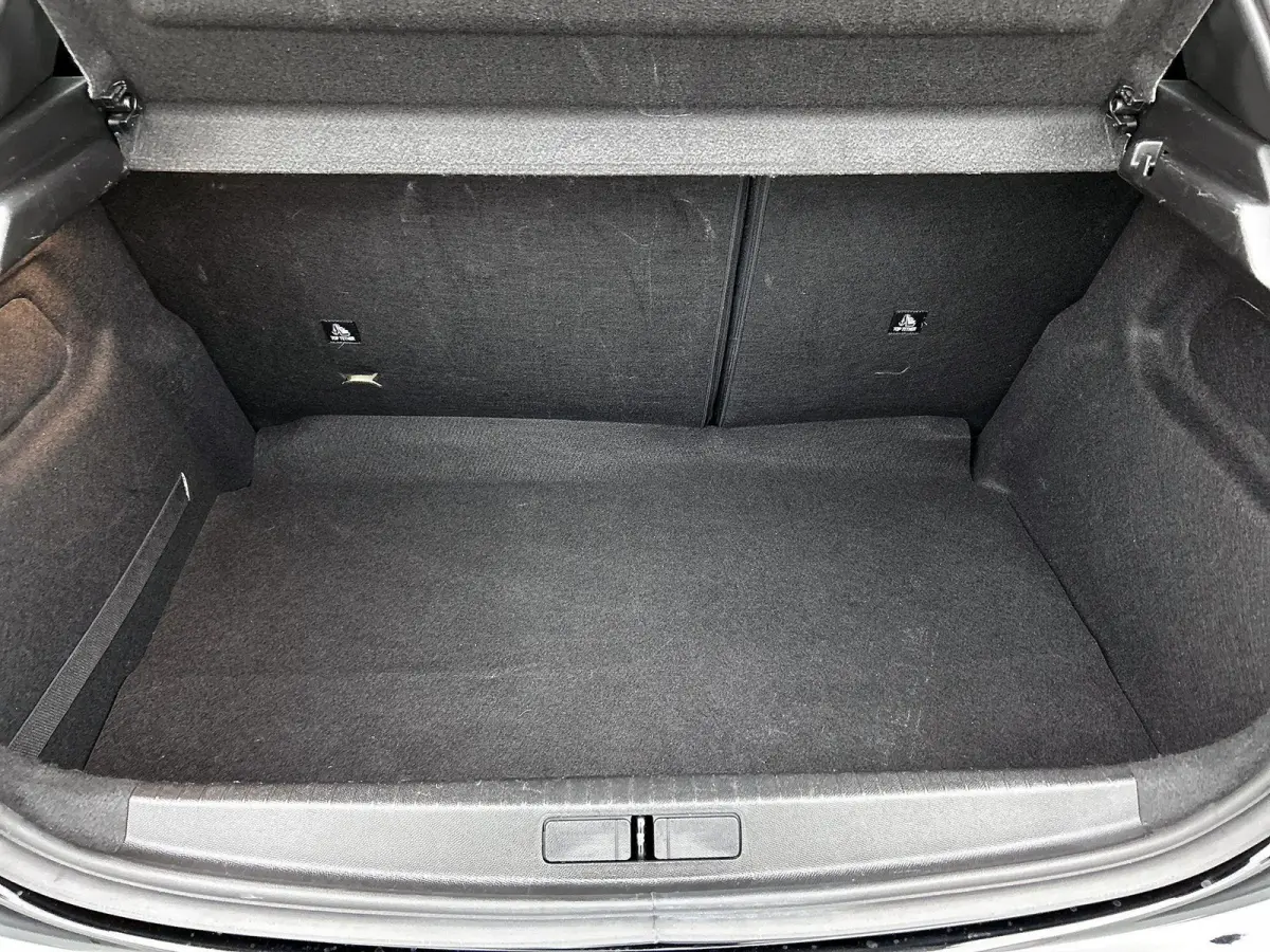Allure Pack 75pk | Navigatie via Apple Carplay / Android Auto | Achteruitrijcamera | 3D Cockpit | Climate Control | Cruise Control | Parkeersensoren | DAB+ radio | Armsteun | Led koplampen |