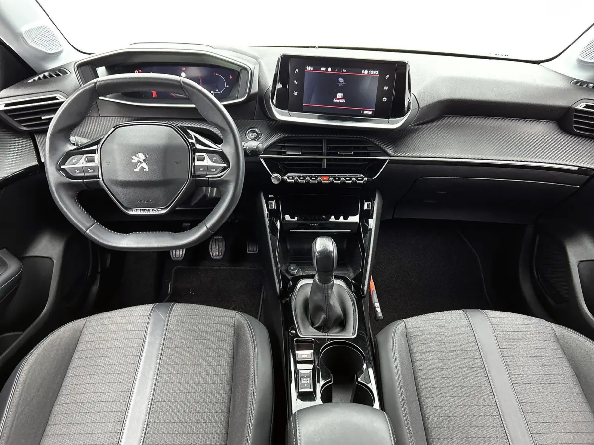 Allure Pack 75pk | Navigatie via Apple Carplay / Android Auto | Achteruitrijcamera | 3D Cockpit | Climate Control | Cruise Control | Parkeersensoren | DAB+ radio | Armsteun | Led koplampen |