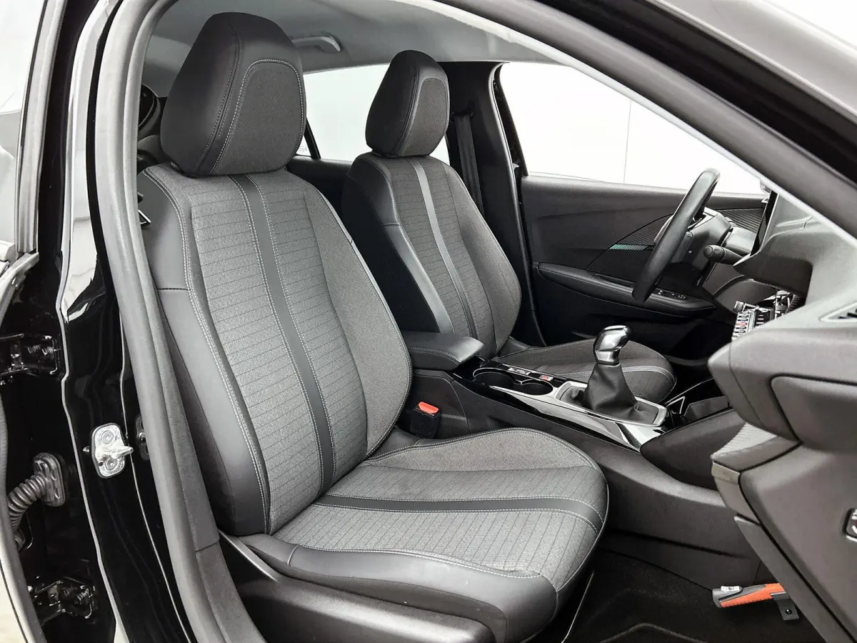 Allure Pack 75pk | Navigatie via Apple Carplay / Android Auto | Achteruitrijcamera | 3D Cockpit | Climate Control | Cruise Control | Parkeersensoren | DAB+ radio | Armsteun | Led koplampen |
