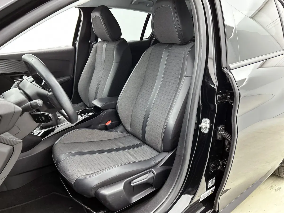 Allure Pack 75pk | Navigatie via Apple Carplay / Android Auto | Achteruitrijcamera | 3D Cockpit | Climate Control | Cruise Control | Parkeersensoren | DAB+ radio | Armsteun | Led koplampen |