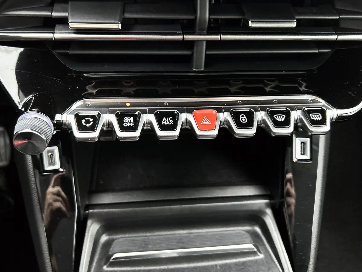 Allure Pack 75pk | Navigatie via Apple Carplay / Android Auto | Achteruitrijcamera | 3D Cockpit | Climate Control | Cruise Control | Parkeersensoren | DAB+ radio | Armsteun | Led koplampen |