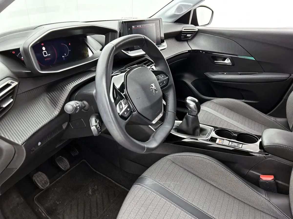 Allure Pack 75pk | Navigatie via Apple Carplay / Android Auto | Achteruitrijcamera | 3D Cockpit | Climate Control | Cruise Control | Parkeersensoren | DAB+ radio | Armsteun | Led koplampen |