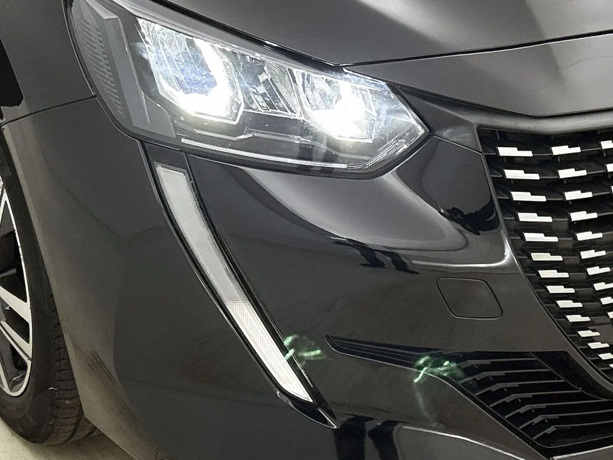 Allure Pack 75pk | Navigatie via Apple Carplay / Android Auto | Achteruitrijcamera | 3D Cockpit | Climate Control | Cruise Control | Parkeersensoren | DAB+ radio | Armsteun | Led koplampen |