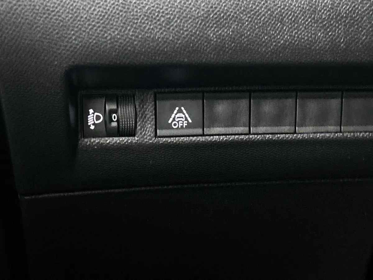 Allure Pack 75pk | Navigatie via Apple Carplay / Android Auto | Achteruitrijcamera | 3D Cockpit | Climate Control | Cruise Control | Parkeersensoren | DAB+ radio | Armsteun | Led koplampen |