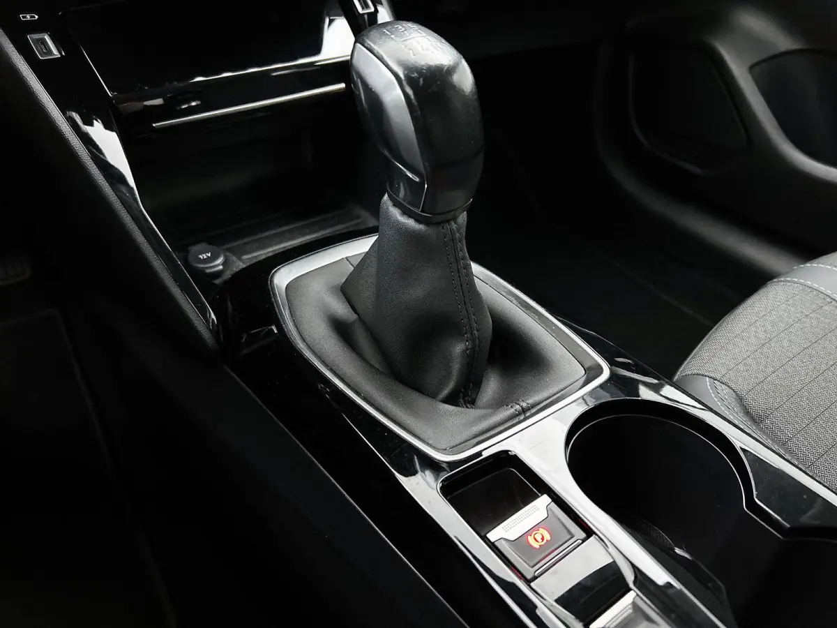 Allure Pack 75pk | Navigatie via Apple Carplay / Android Auto | Achteruitrijcamera | 3D Cockpit | Climate Control | Cruise Control | Parkeersensoren | DAB+ radio | Armsteun | Led koplampen |