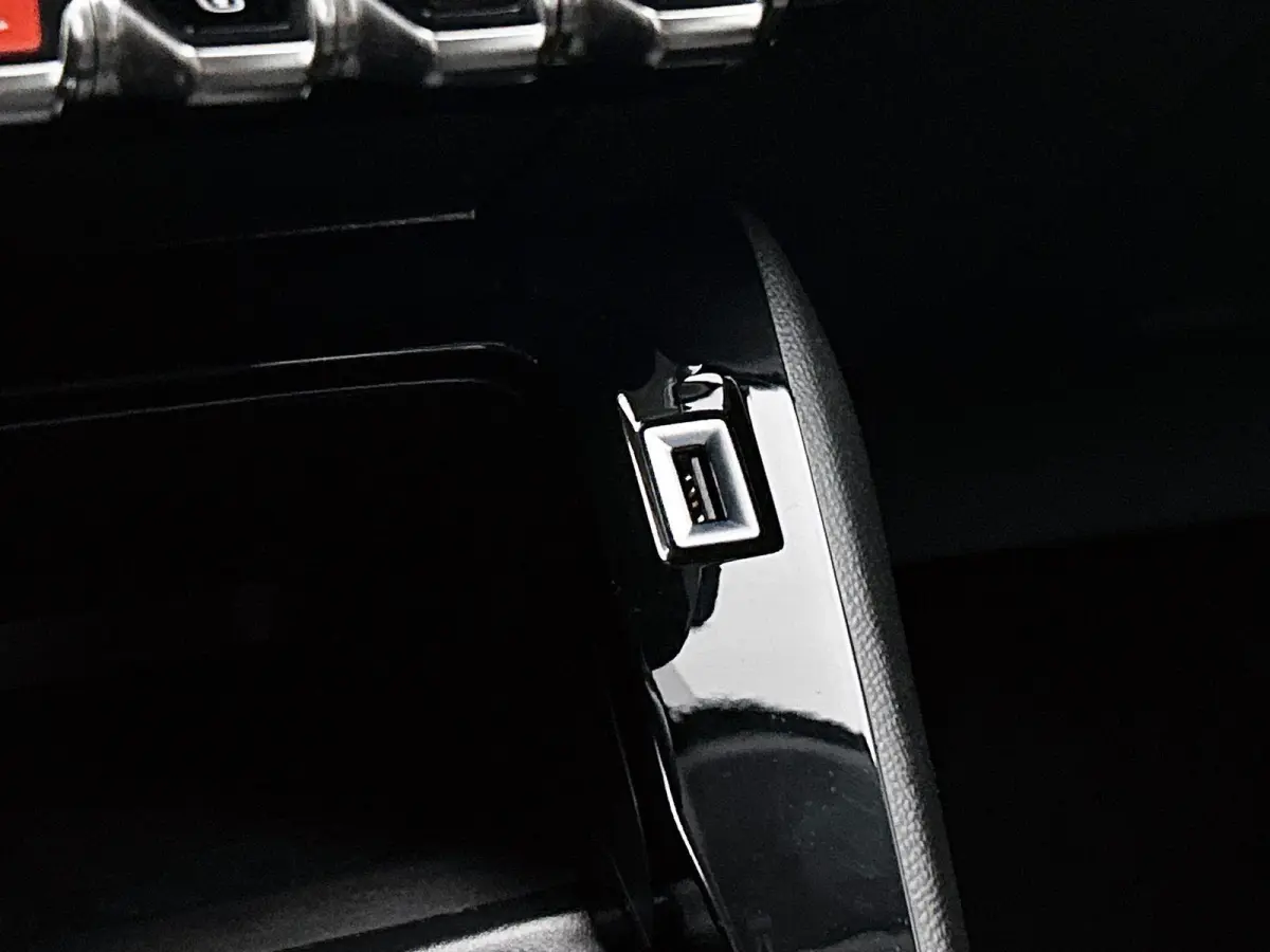 Allure Pack 75pk | Navigatie via Apple Carplay / Android Auto | Achteruitrijcamera | 3D Cockpit | Climate Control | Cruise Control | Parkeersensoren | DAB+ radio | Armsteun | Led koplampen |