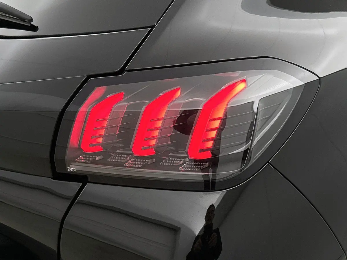Allure Pack 75pk | Navigatie via Apple Carplay / Android Auto | Achteruitrijcamera | 3D Cockpit | Climate Control | Cruise Control | Parkeersensoren | DAB+ radio | Armsteun | Led koplampen |