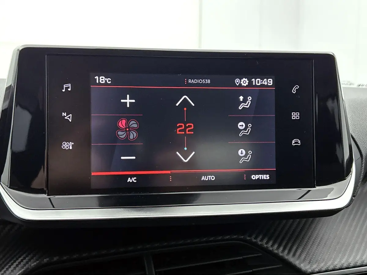 Allure Pack 75pk | Navigatie via Apple Carplay / Android Auto | Achteruitrijcamera | 3D Cockpit | Climate Control | Cruise Control | Parkeersensoren | DAB+ radio | Armsteun | Led koplampen |