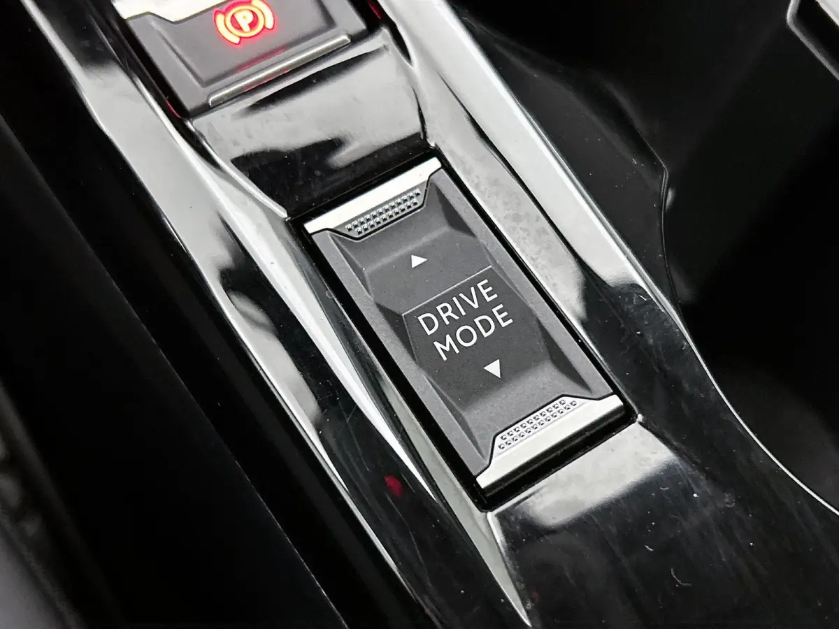 Allure Pack 75pk | Navigatie via Apple Carplay / Android Auto | Achteruitrijcamera | 3D Cockpit | Climate Control | Cruise Control | Parkeersensoren | DAB+ radio | Armsteun | Led koplampen |