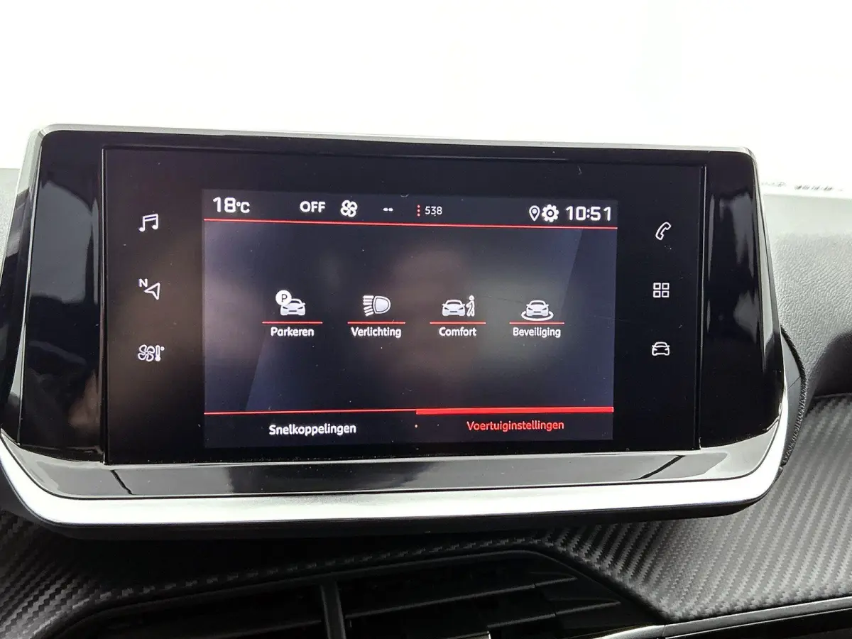 Allure Pack 75pk | Navigatie via Apple Carplay / Android Auto | Achteruitrijcamera | 3D Cockpit | Climate Control | Cruise Control | Parkeersensoren | DAB+ radio | Armsteun | Led koplampen |