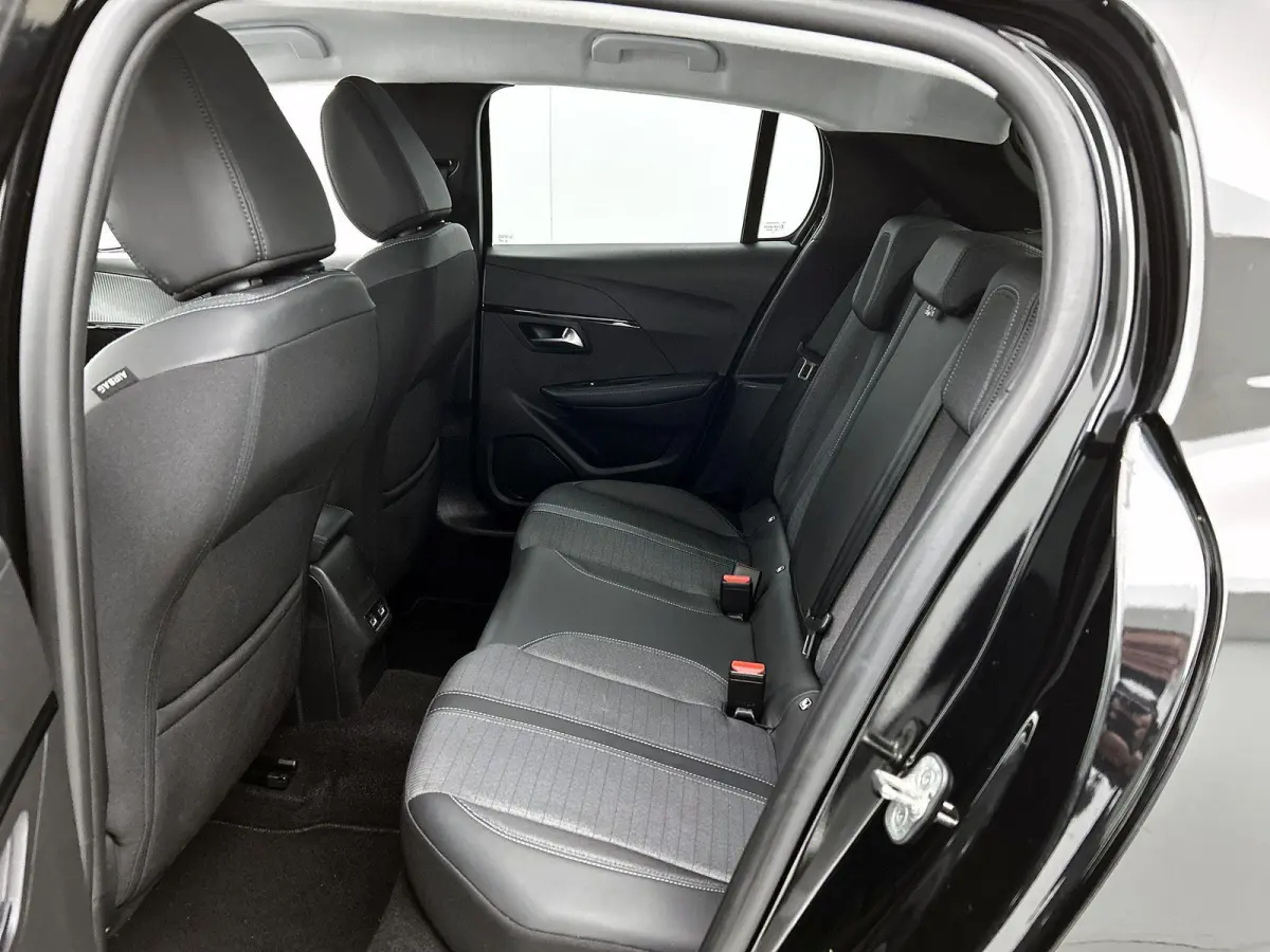 Allure Pack 75pk | Navigatie via Apple Carplay / Android Auto | Achteruitrijcamera | 3D Cockpit | Climate Control | Cruise Control | Parkeersensoren | DAB+ radio | Armsteun | Led koplampen |