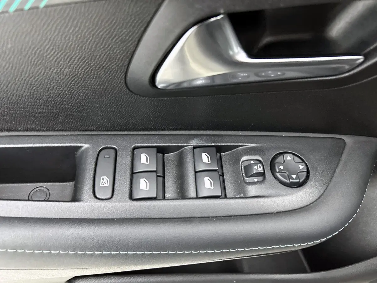 Allure Pack 75pk | Navigatie via Apple Carplay / Android Auto | Achteruitrijcamera | 3D Cockpit | Climate Control | Cruise Control | Parkeersensoren | DAB+ radio | Armsteun | Led koplampen |