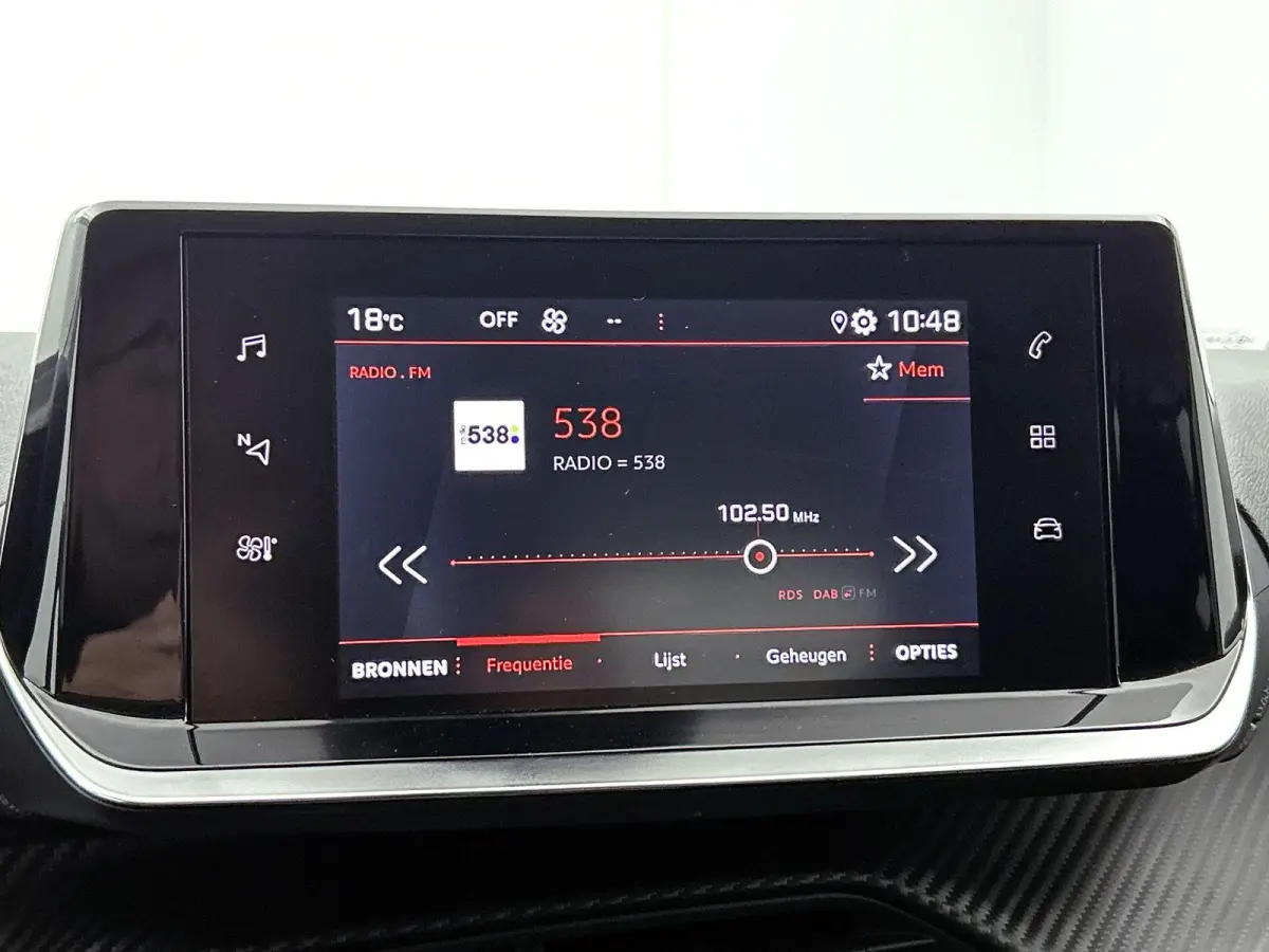 Allure Pack 75pk | Navigatie via Apple Carplay / Android Auto | Achteruitrijcamera | 3D Cockpit | Climate Control | Cruise Control | Parkeersensoren | DAB+ radio | Armsteun | Led koplampen |