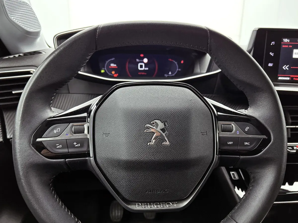 Allure Pack 75pk | Navigatie via Apple Carplay / Android Auto | Achteruitrijcamera | 3D Cockpit | Climate Control | Cruise Control | Parkeersensoren | DAB+ radio | Armsteun | Led koplampen |