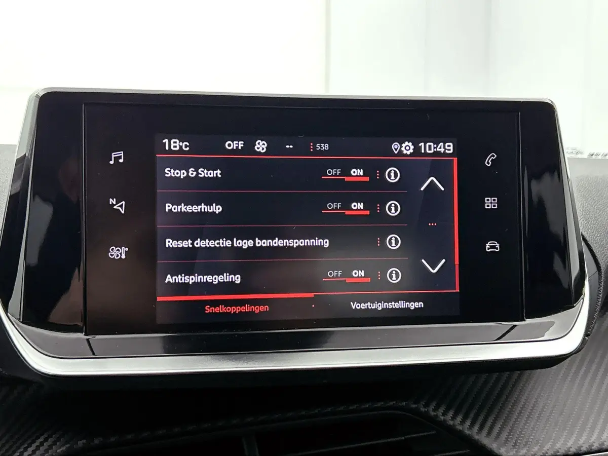 Allure Pack 75pk | Navigatie via Apple Carplay / Android Auto | Achteruitrijcamera | 3D Cockpit | Climate Control | Cruise Control | Parkeersensoren | DAB+ radio | Armsteun | Led koplampen |