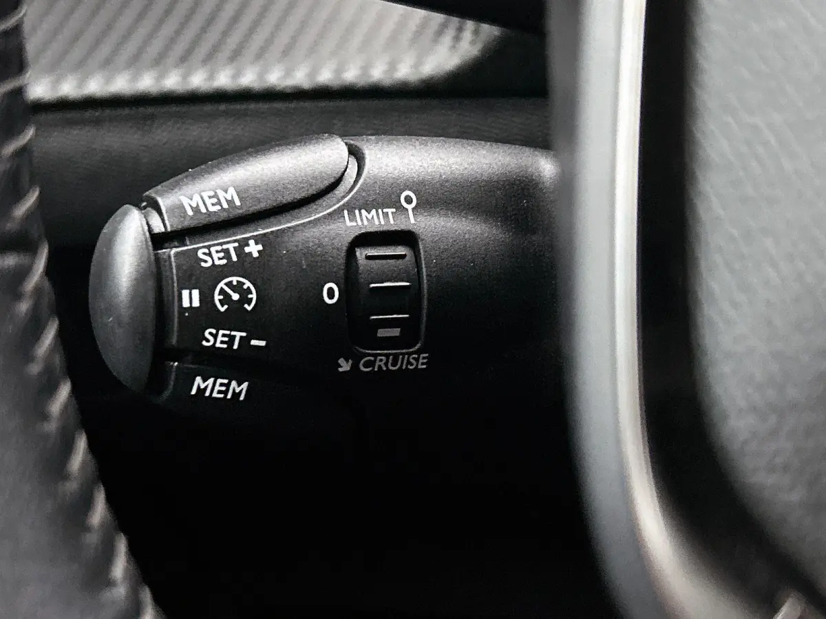 Allure Pack 75pk | Navigatie via Apple Carplay / Android Auto | Achteruitrijcamera | 3D Cockpit | Climate Control | Cruise Control | Parkeersensoren | DAB+ radio | Armsteun | Led koplampen |